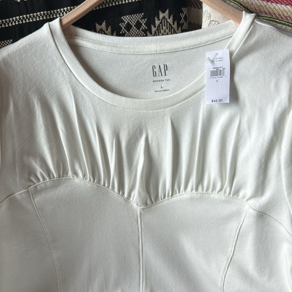 NWT GAP Top. Size Large. - Picture 3 of 4